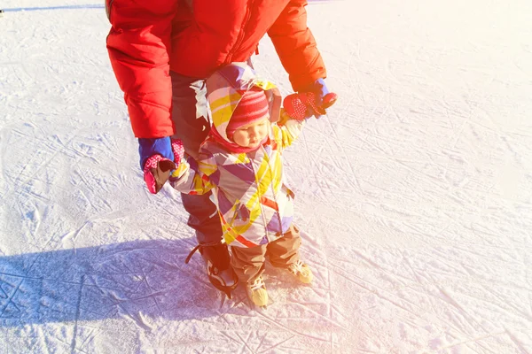 Pai e filha aprendendo a patinar no inverno — Fotografia de Stock