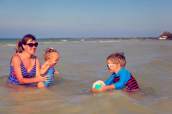 Mother with kids playing ball at the beach — Stock Photo, Image