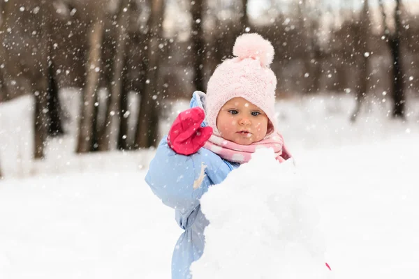 Мила маленька дівчинка-малюк грає взимку — стокове фото