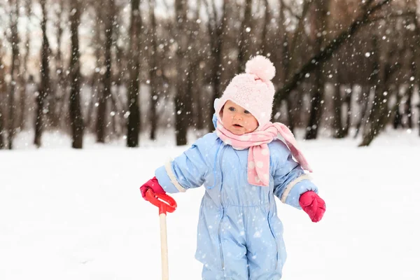 Bonito pequena criança menina jogar no inverno — Fotografia de Stock