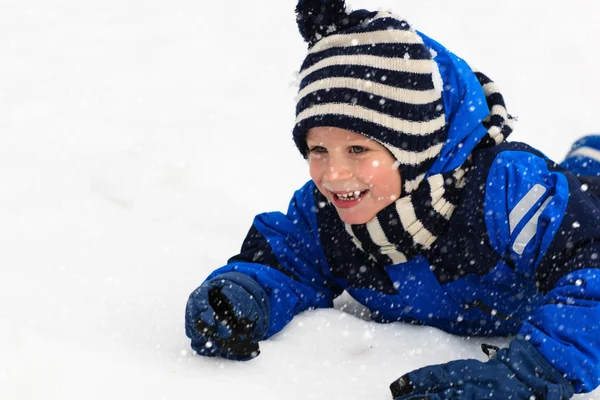 Glad liten pojke att ha roligt i vinter — Stockfoto