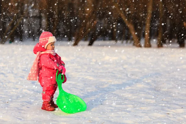 Sevimli küçük yürümeye başlayan çocuk kız oynamak kışın — Stok fotoğraf