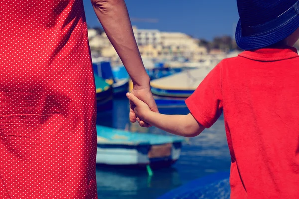 Mãe e filho de mãos dadas no porto — Fotografia de Stock