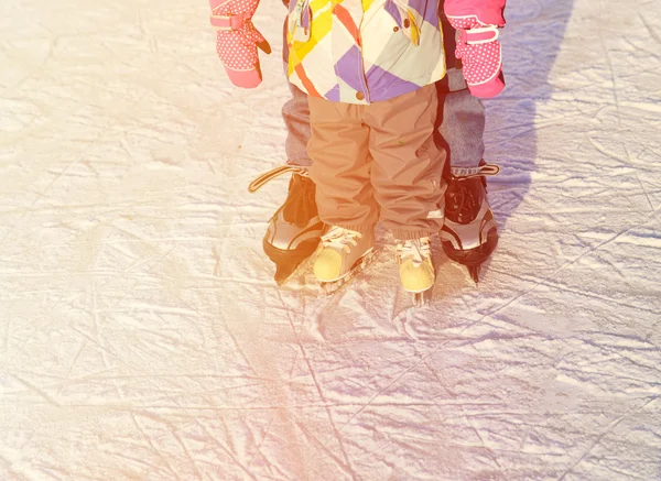 Baba ve kızı ayaklara kışın paten için öğrenme — Stok fotoğraf