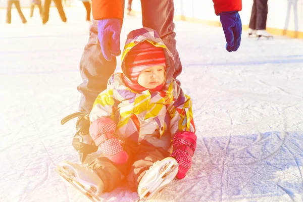 Vader en dochtertje leren om te skaten in de winter — Stockfoto