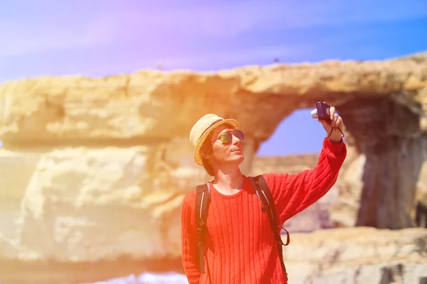 Tourist macht Selfie in azurblauem Fenster, gozo — Stockfoto