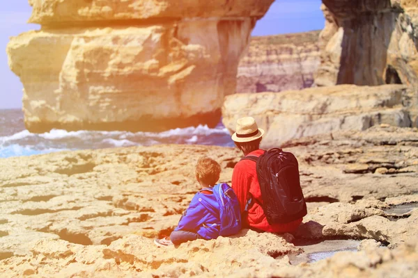 Pai e filho olhando para montanhas cênicas — Fotografia de Stock