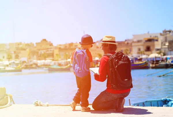 Отец и маленький сын смотрят на карту, семейные путешествия — стоковое фото