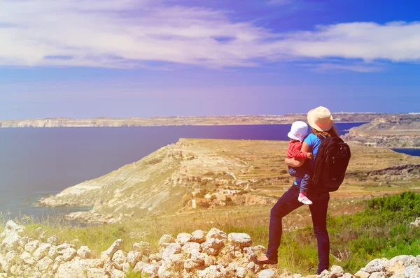 Mãe com pequena filha olhando para as montanhas — Fotografia de Stock