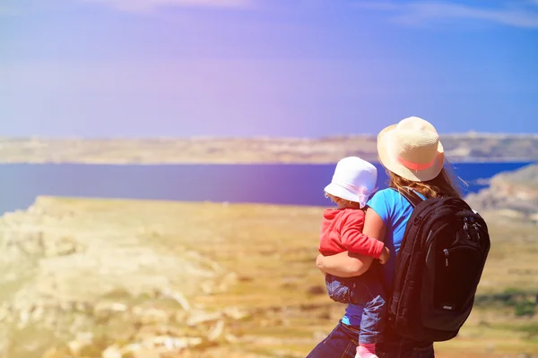 Mother with little daughter looking at mountains — Stock Photo, Image