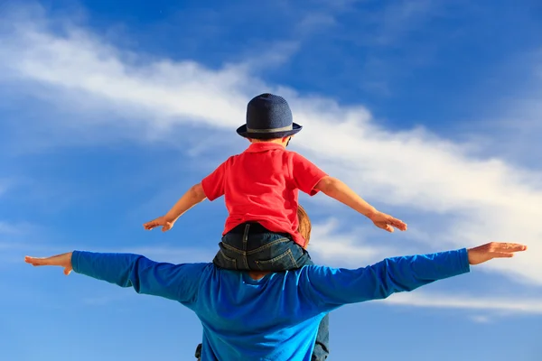 Happy father and little son play on sky — Stock Photo, Image