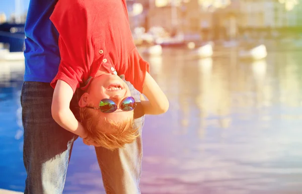 Padre e hijo pequeño juegan en el mar —  Fotos de Stock