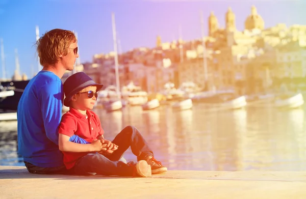 Pai e filho olhando para a cidade de Valetta, Malta — Fotografia de Stock