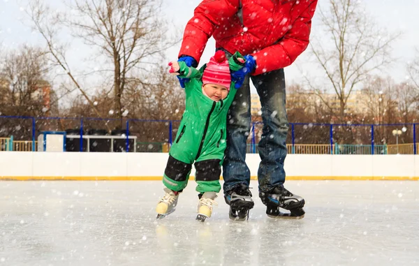 Apja és a kislányom télen korcsolyázni a tanulás — Stock Fotó