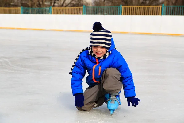 Милый маленький мальчик учится кататься зимой — стоковое фото