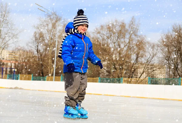 Mignon petit garçon apprendre à patiner en hiver — Photo