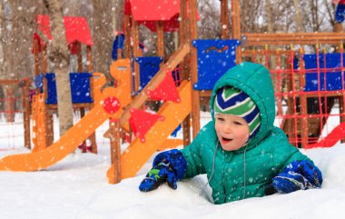 küçük çocuk having fun Kış Bahçesi