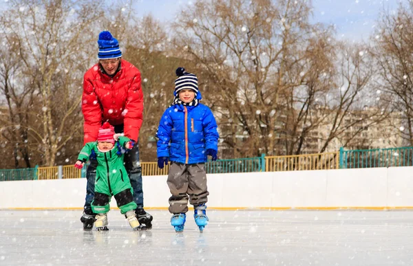 Отец с двумя детьми катание на коньках зимой, семейная зима — стоковое фото