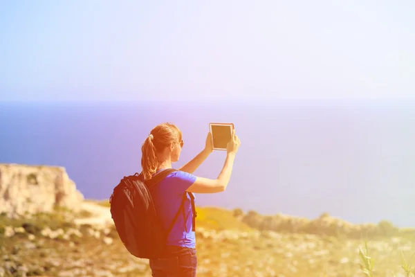 Joven turista haciendo foto usando almohadilla táctil — Foto de Stock