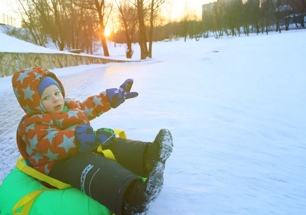 Küçük çocuk kar, kış eğlenceli kayar