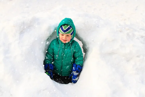 Little boy having fun in winter snow — Stock Photo, Image