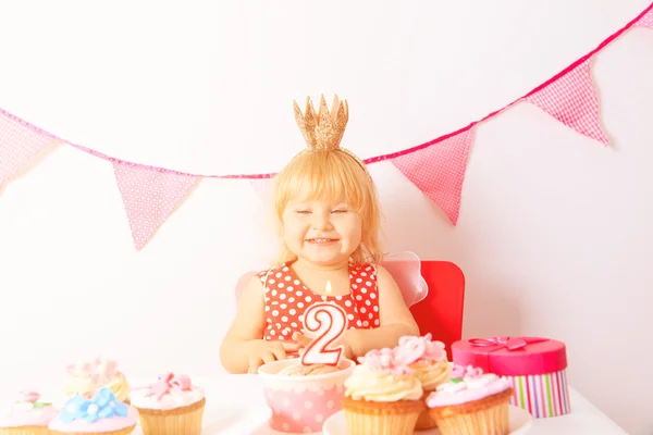 Menina bonito feliz com doces no aniversário — Fotografia de Stock