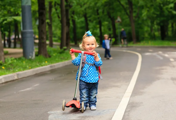 Aranyos kislány, a park a robogó — Stock Fotó