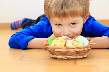 küçük çocuk Paskalya kurabiyeleri ile oynama