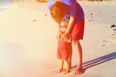 Baba ve küçük kız Sahilde yürüyüş