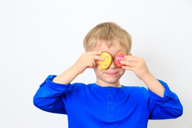 küçük çocuk Paskalya kurabiyeleri ile oynama