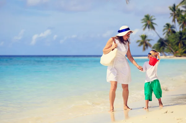Moeder en zoon lopen op zomer strand — Stockfoto