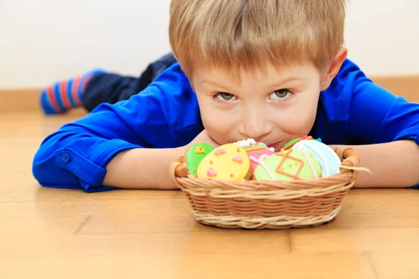 Petit garçon jouer avec Pâques cookies — Photo