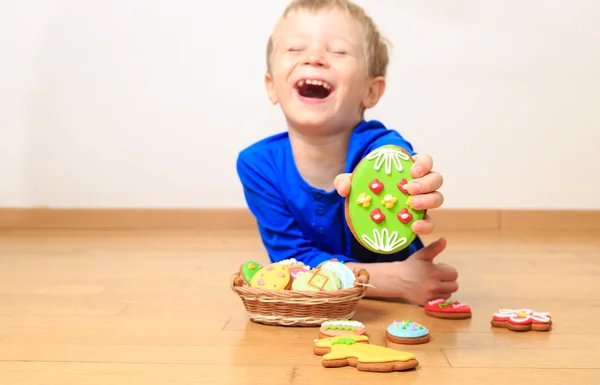 Petit garçon jouer avec Pâques cookies — Photo