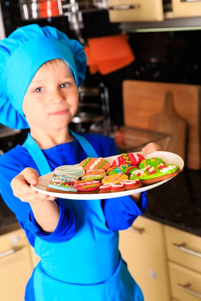 Küçük çocuk mutfakta Paskalya kurabiye yapma — Stok fotoğraf