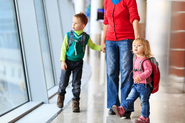 Mutter und zwei Kinder auf dem Weg zum Flughafen — Stockfoto