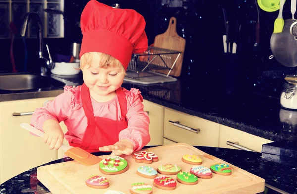 Cute dziewczynka co wielkanocne ciasteczka w kuchni — Zdjęcie stockowe