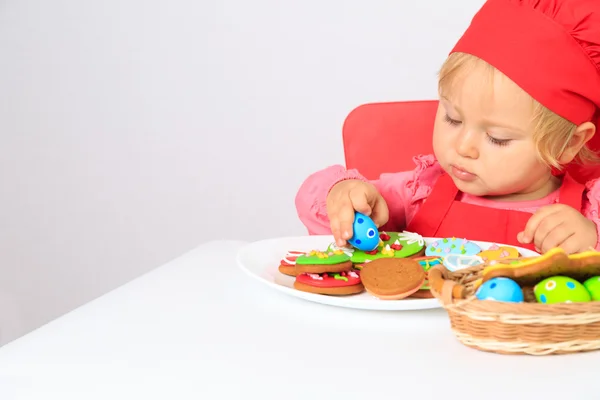 Mignonne petite fille jouer avec Pâques cookies — Photo