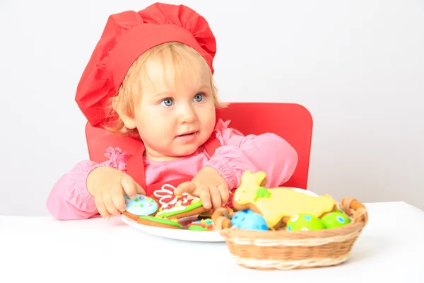 Cute dziewczynka gra z wielkanocne ciasteczka — Zdjęcie stockowe