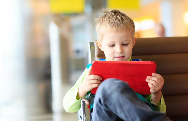 Chłopczyk patrząc na panel dotykowy na lotnisku — Zdjęcie stockowe