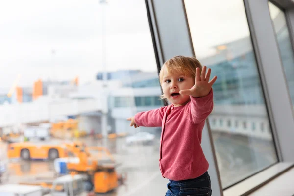 Söt liten flicka i flygplatsen barn resor — Stockfoto