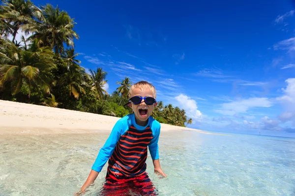 Menino feliz em óculos de natação na praia — Fotografia de Stock