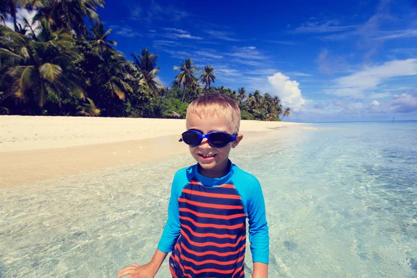 Menino feliz em óculos de natação na praia — Fotografia de Stock