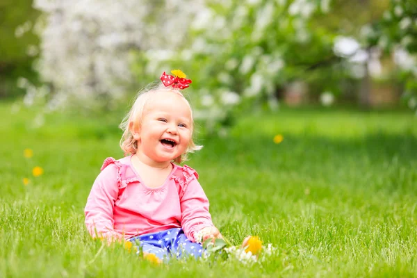 봄에서 꽃과 함께 귀여운 행복 소녀 — 스톡 사진