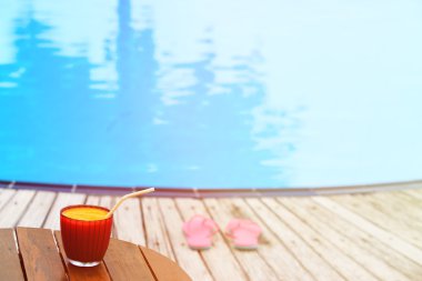 Flip flop ve suyu tropikal plaj