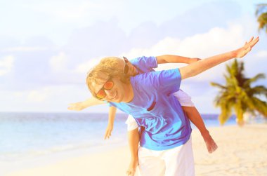 Baba ve oğul plajda uçan