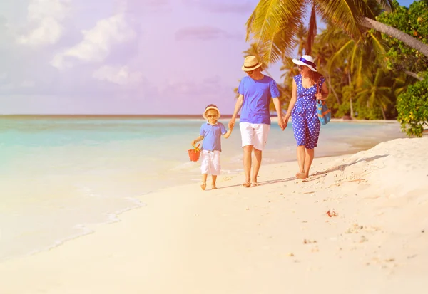 Οικογένεια με παιδί περπάτημα στην παραλία — Φωτογραφία Αρχείου