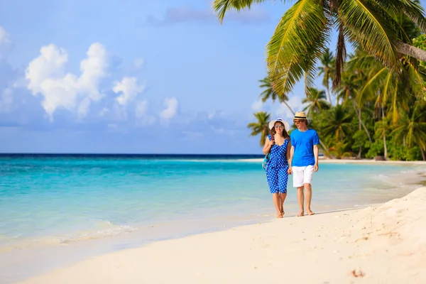 Счастливая любящая пара, гуляющая по пляжу — стоковое фото