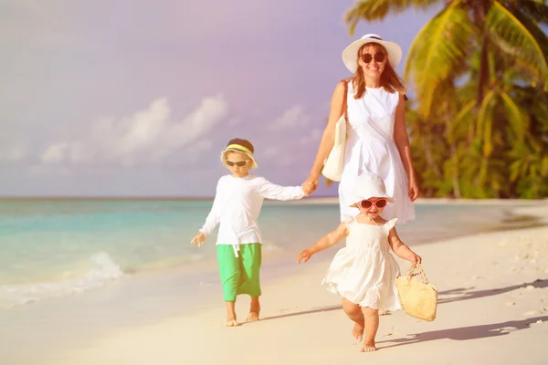 Linda niña caminando en la playa con la familia —  Fotos de Stock