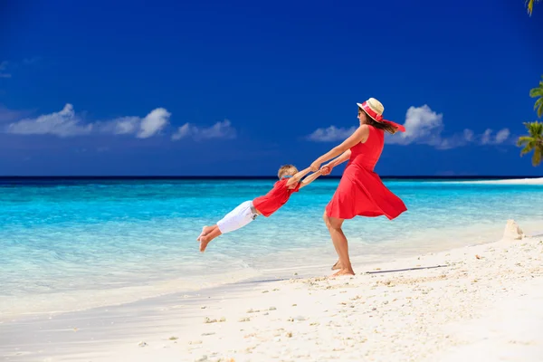 Madre e hijo jugando en la playa — Foto de Stock