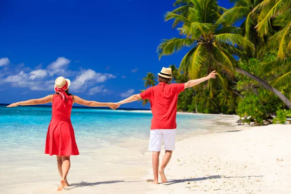 Feliz casal amoroso na praia tropical — Fotografia de Stock